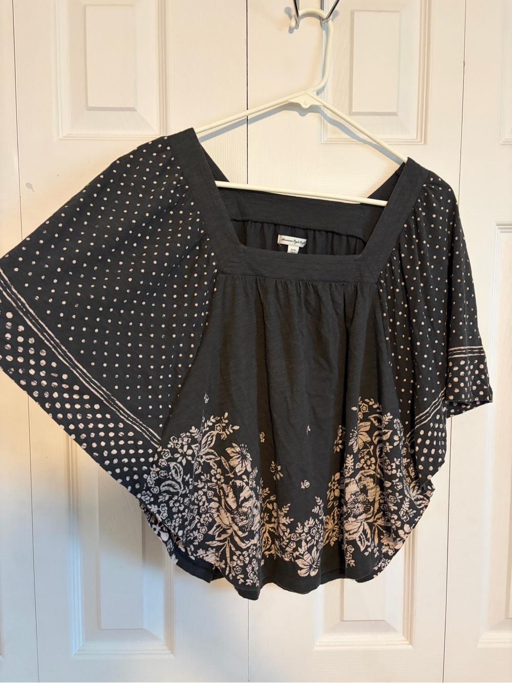 American Eagle Black Gray  Floral Trim Square-Neck Wing Sleeve Ladies Top XS